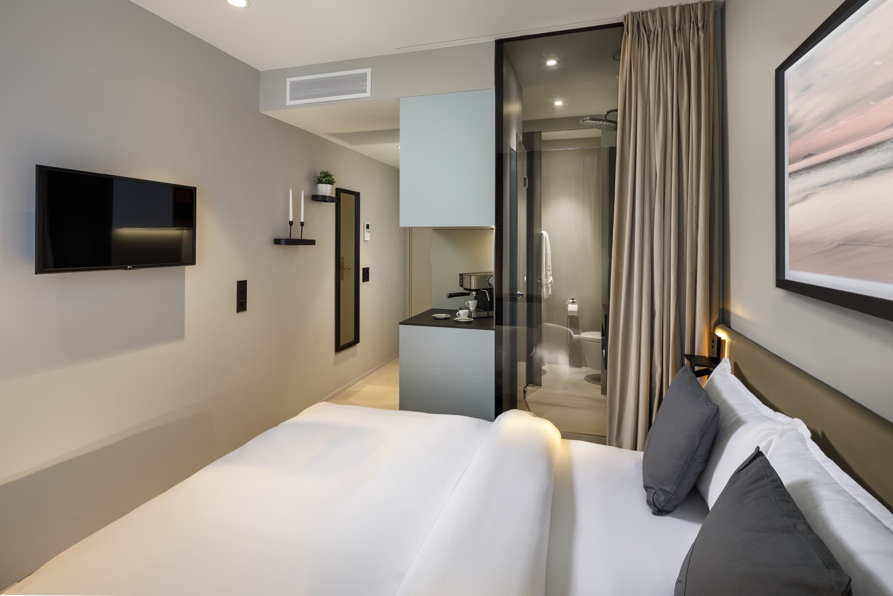 Studio Mini, Mini Bar 1