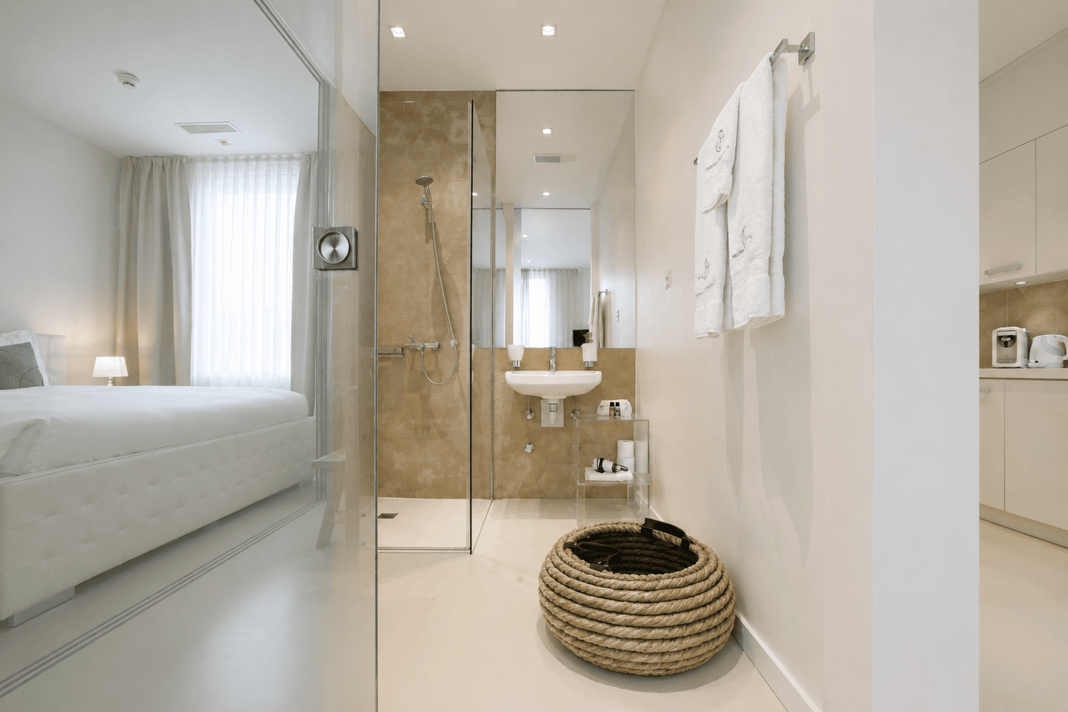 One Bedroom Senior, Kitchenette 1