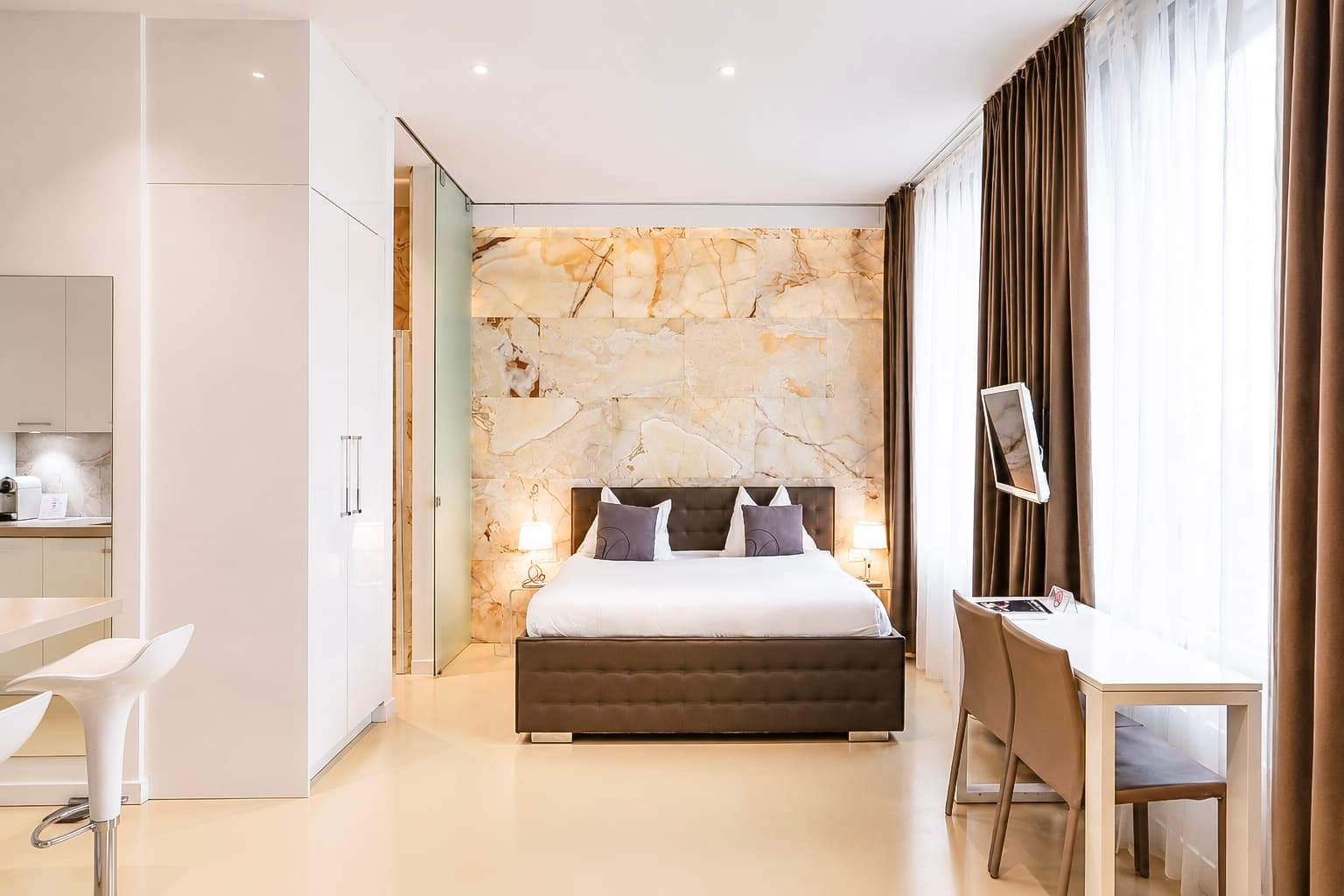Grand Apartment, Kitchenette - Posh Living 3