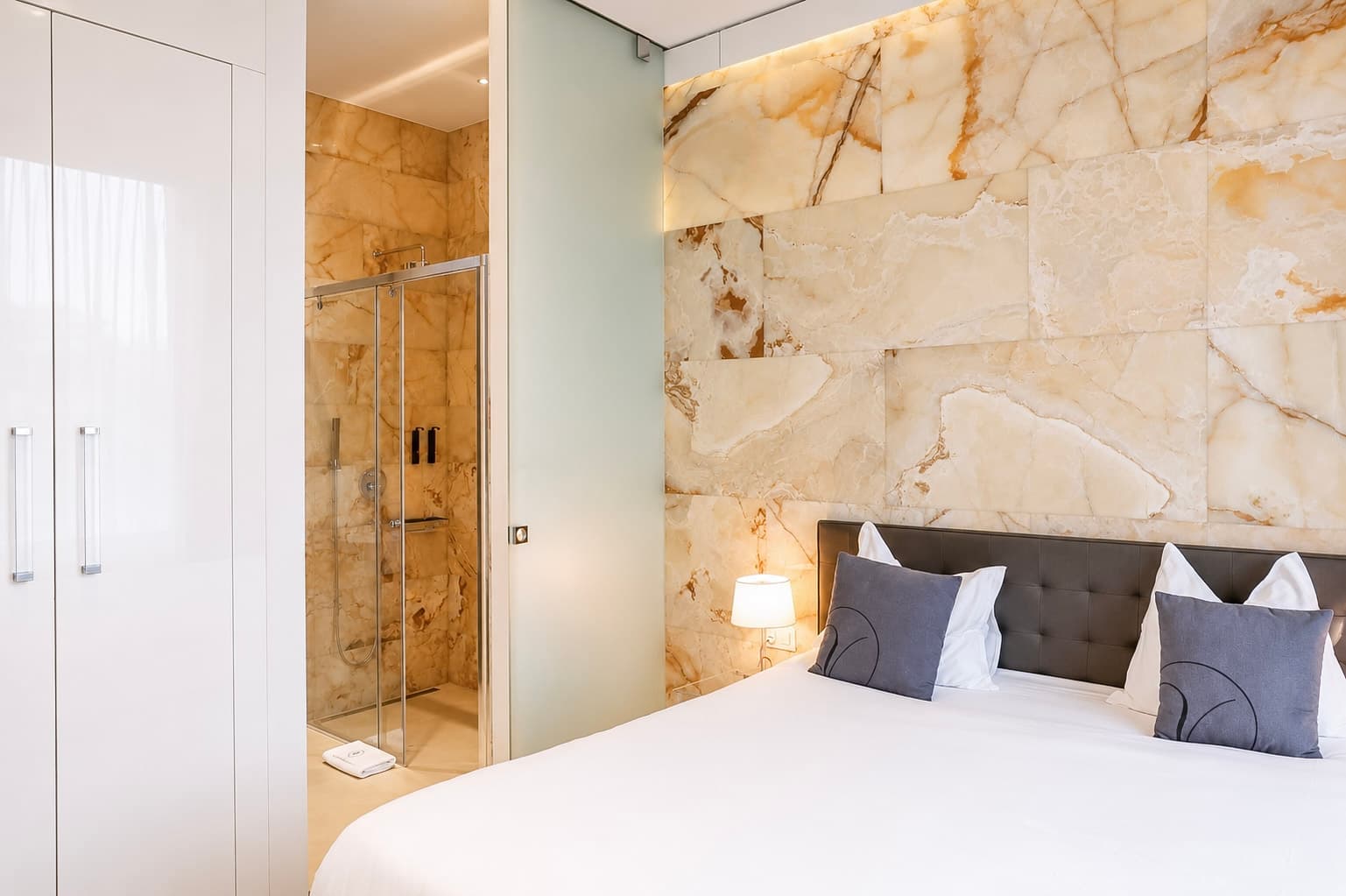 Grand Apartment, Kitchenette - Posh Living 2
